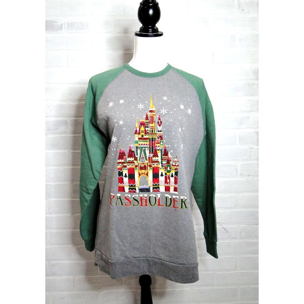 Disney World Magic‎ Kingdom Holiday Christmas Castle Passholder Shirt LG